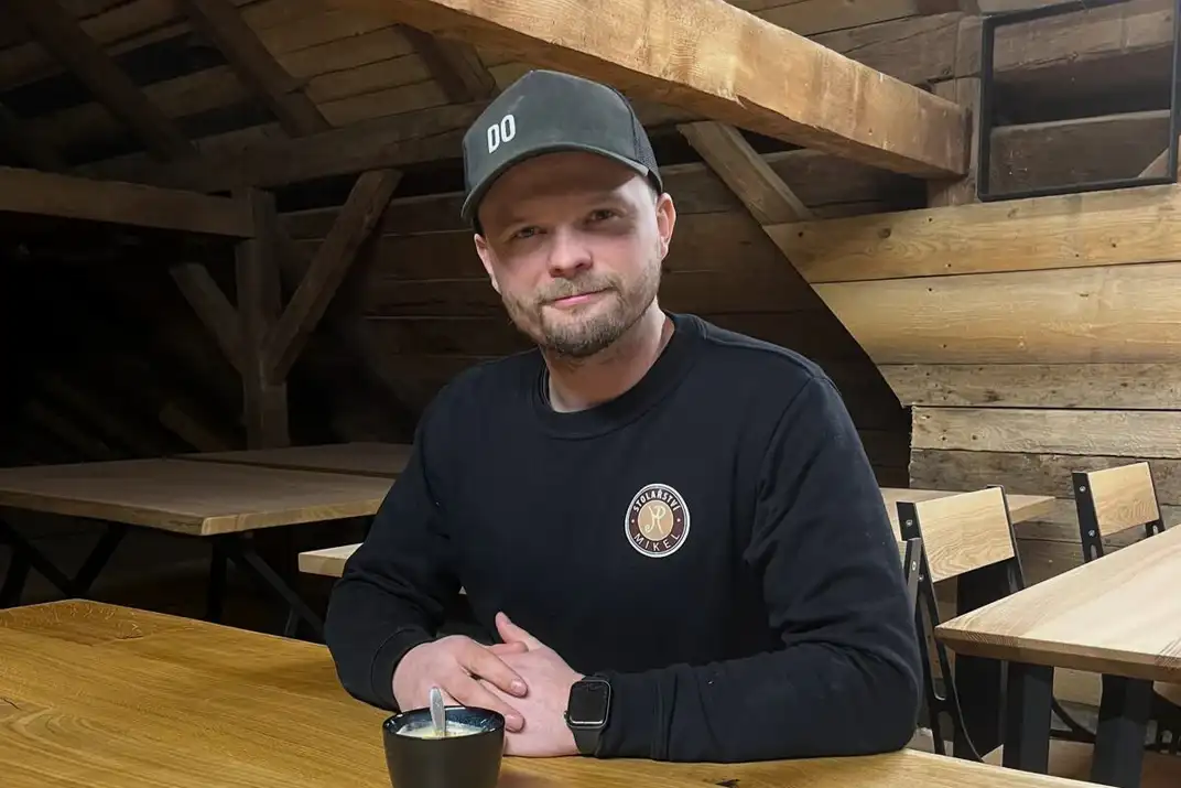 Petr Mikel při ručním zpracování masivního dřeva ve stolařské dílně v Beskydech